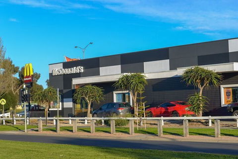 Luxury Waterfront Grand Villa In Melbourne - Perths Hotel 3