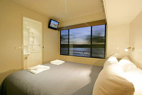 All Seasons Houseboats - Perths Hotel 6