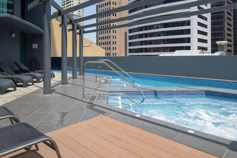 Amazing CBD 2BD Apartment W / Parking & Pool! - Perths Hotel 3