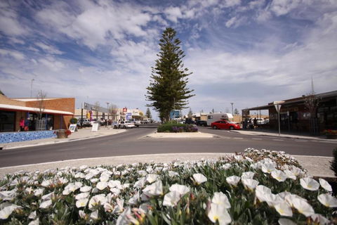 Ceduna Foreshore Caravan Park - Perths Hotel 1