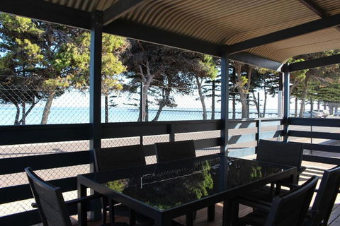 Ceduna Foreshore Caravan Park - Perths Hotel 6