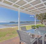 Beached Inn 93 Foreshore Drive Spacious beach front house - Perths Hotel