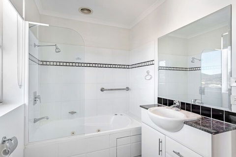 Barrington Unit 814 / 43 45 Shoal Bay Road - Perths Hotel 2