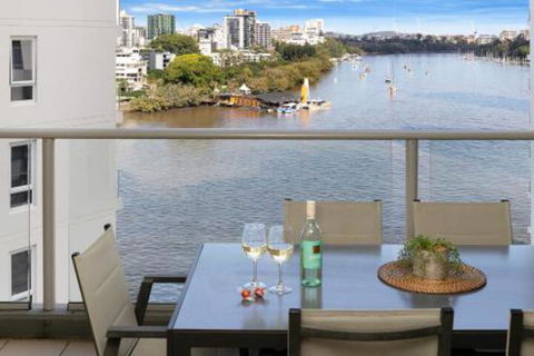 Amazing River View 3 Bedroom Apartment Brisbane CBD Netflix Fast Wifi Carpark - Perths Hotel 3