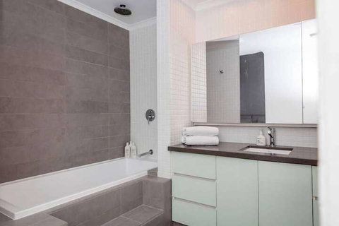 Stylish Executive Apartment With Balcony - Perths Hotel 2