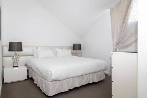 Stylish Executive Apartment With Balcony - Perths Hotel 3