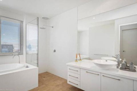 SEA NOOK Seconds From The Beach - Perths Hotel 5