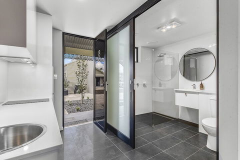 Aloha Central Premium Studios - Perths Hotel 7