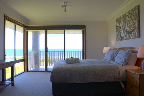 Augusta Beachfront Accommodation - Perths Hotel 5