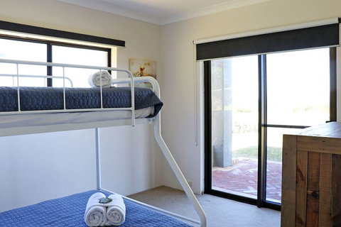 Augusta Beachfront Accommodation - Perths Hotel 4