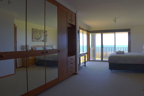 Augusta Beachfront Accommodation - Perths Hotel 6