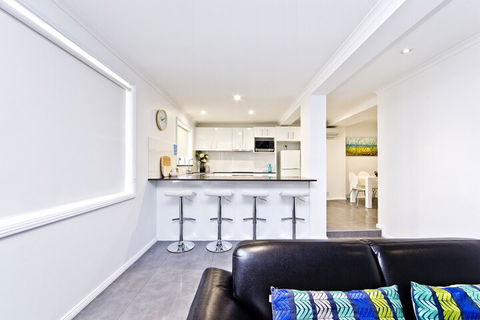 Dolphins Apartment - Perths Hotel 6