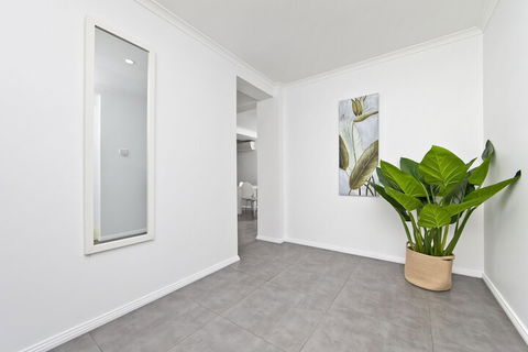 Dolphins Apartment - Perths Hotel 1