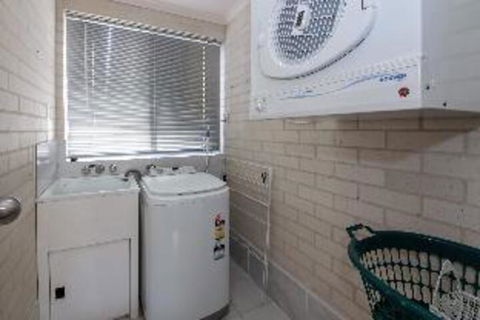 3 Bedroom House Classic View 2 / 49 Victoria Parade FREE WIFI - Perths Hotel 2