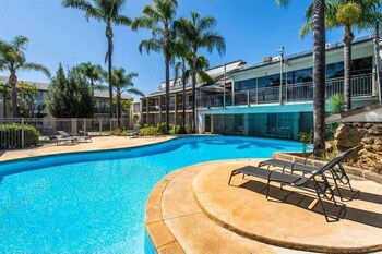 Resort Serviced Apartments - Mandurah - Perths Hotel 1