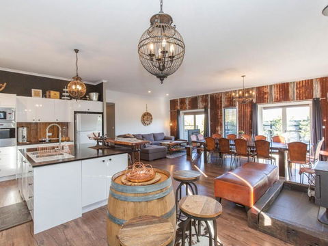 Oak & Barrel / 7 Twynam Street - Perths Hotel 4
