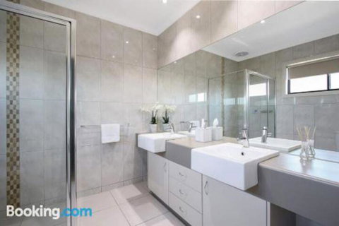 Cypress Townhouse 23 Suite - Perths Hotel 3