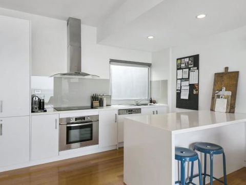 LOUTTIT BAY APARTMENT 2 Main Street With Wifi & Views - Perths Hotel 0