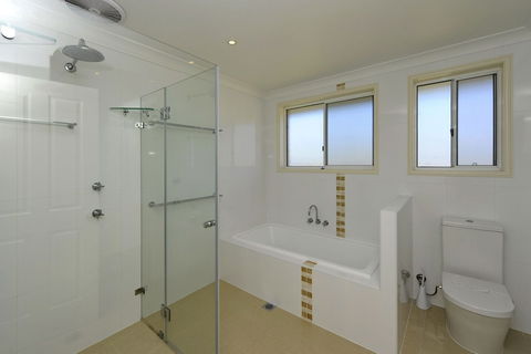 Reef Close 1 / 2 - Perths Hotel 3