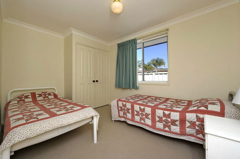 Reef Close 1 / 2 - Perths Hotel 0