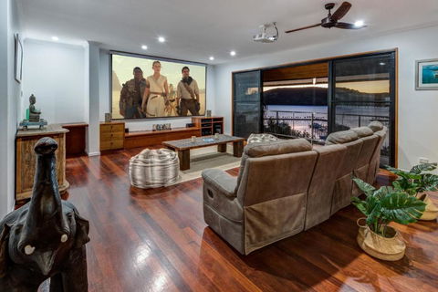Uisce Luxury Holiday House With Jacuzzi Pool Table Cinema Premium Foxtel & Two Buggies - Perths Hotel 3