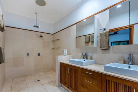 Uisce Luxury Holiday House With Jacuzzi Pool Table Cinema Premium Foxtel & Two Buggies - Perths Hotel 5