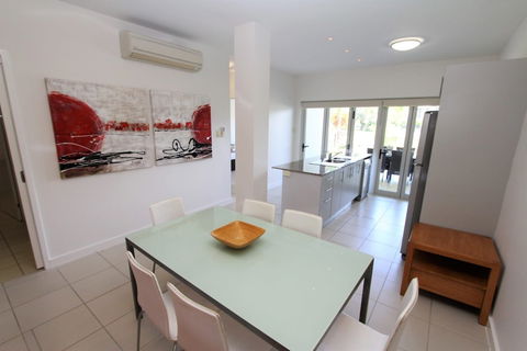 Beachside Apartment 5 - Perths Hotel 4