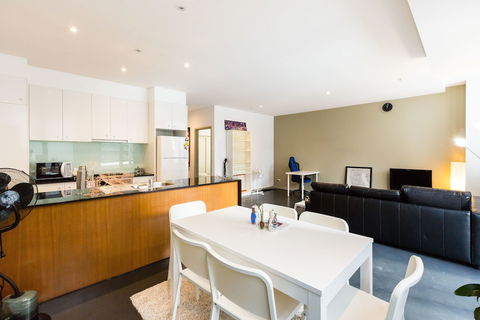 MEGAN, 2BDR Melbourne Apartment - Perths Hotel 1