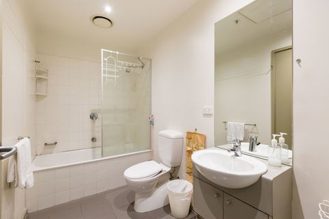 MEGAN, 2BDR Melbourne Apartment - Perths Hotel 5