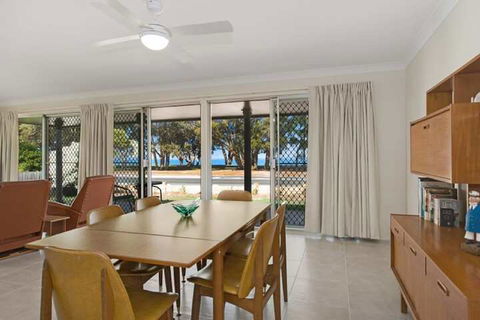 Large Family Waterfront Home With Room For A Boat Welsby Pde Bongaree - Perths Hotel 4