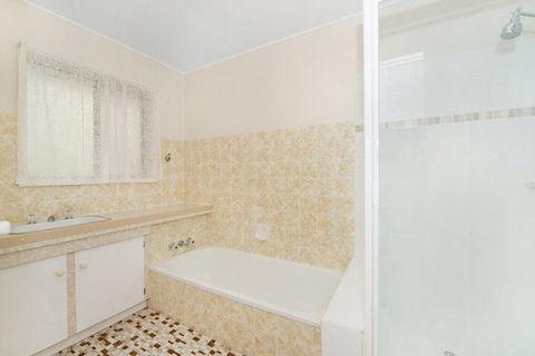 Large Family Waterfront Home With Room For A Boat Welsby Pde Bongaree - Perths Hotel 5