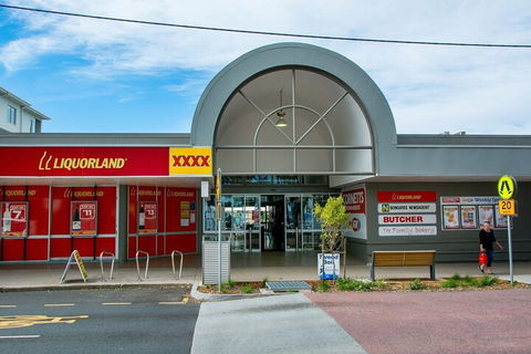 Large Family Waterfront Home With Room For A Boat Welsby Pde Bongaree - Perths Hotel 2