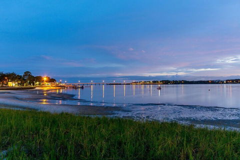 Large Family Waterfront Home With Room For A Boat Welsby Pde Bongaree - Perths Hotel 3