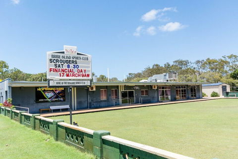 Large Family Waterfront Home With Room For A Boat Welsby Pde Bongaree - Perths Hotel 1