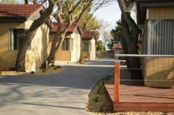 Kickback Cottages - Perths Hotel 1