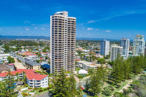 Burleigh Esplanade Apartments - Perths Hotel 3