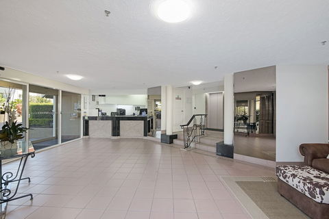 Burleigh Esplanade Apartments - Perths Hotel 6