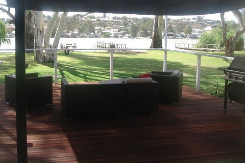 Eleven From The Left - Perths Hotel 7