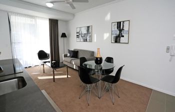 Under The Townsville Sun (694I) - Perths Hotel 5