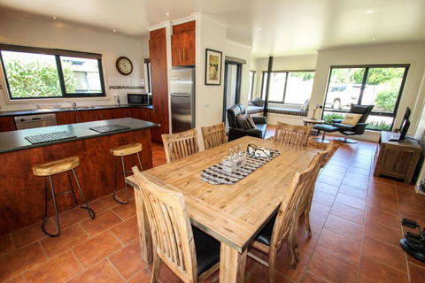 Avignon In Bright - Perths Hotel 2