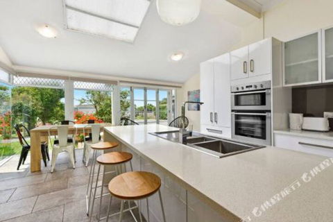 Rose Garden Spacious Family Home Near CBD - Perths Hotel 4