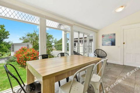 Rose Garden Spacious Family Home Near CBD - Perths Hotel 6