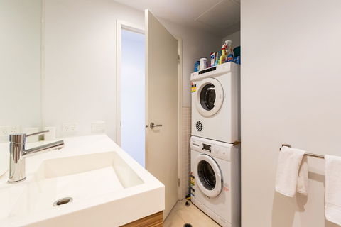 RIVER, 1BDR Melbourne Apartment - Perths Hotel 5