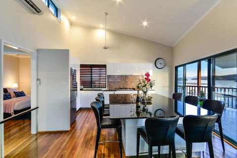 NEWLY BEAUTFULLY RENOVATED 16 The Casuarina 3 Bedroom House With 180 Degree Ocean Views - Perths Hotel 5