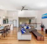 Unit 1 Rainbow Surf Modern two storey townhouse with large shared pool close to beach  shop - Perths Hotel