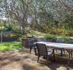 3 Adriana 83 Ronald Avenue unit with a backyard - Perths Hotel