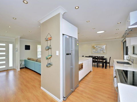Beach House 8 Mistral Close Large House With Aircon - Perths Hotel 4
