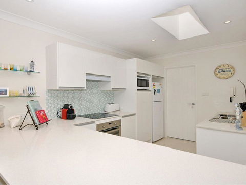 32 Bay Parklands 2 Gowrie Avenue Fantastic Unit With Air Conditioning Pool Tennis Court & Spa - Perths Hotel 1