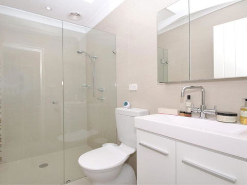 32 Bay Parklands 2 Gowrie Avenue Fantastic Unit With Air Conditioning Pool Tennis Court & Spa - Perths Hotel 6