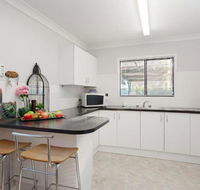 Lorikeet Retreat 2 / 117 Tomaree Rd Pet Friendly Air Conditioned Holiday House - Perths Hotel